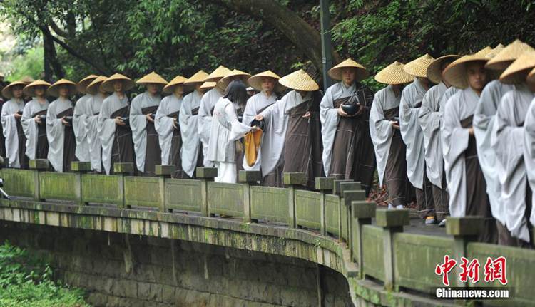 승려들이 항저우(杭州, 항주) 영은사(靈隱寺) 내부를 걷는 모습