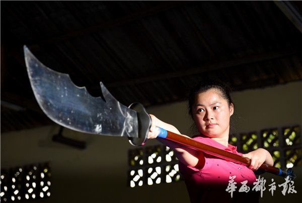 청두의 실사판 ‘원더우먼’ 20대 여성, 귀여운 반전 매력