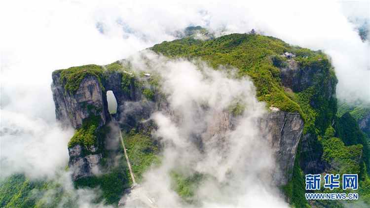 5월 8일, 장자제(張家界, 장가계) 톈먼산(天門山, 천문산) 관광지를 항공촬영한 모습