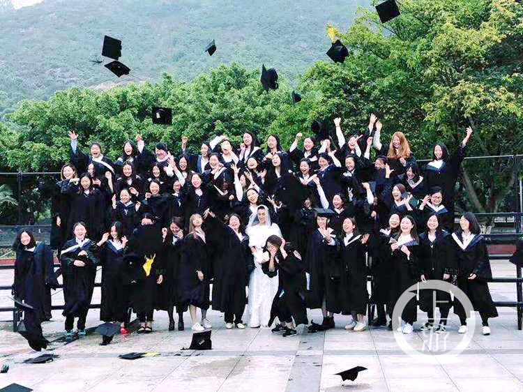 ‘웨딩드레스’ 입은 男대생 화제! 인터넷 달군 졸업사진 공개
