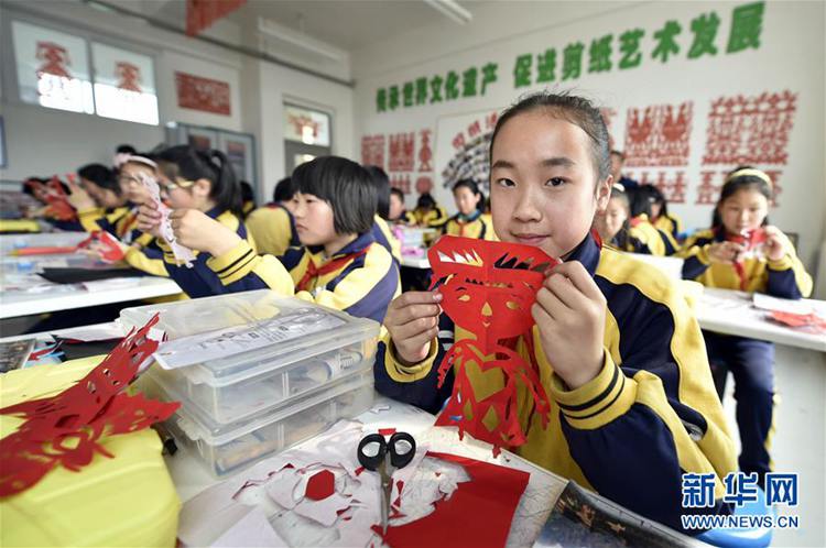 5월 4일, 랴오닝(遼寧, 요녕)성 베이전(北鎮, 북진)시 신취(新區)초등학교 학생들이 수업시간에 만든 만족(滿族) 전지(剪紙, 종이 공예) 작품을 선보이고 있다.