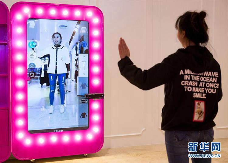 5월 8일 한 고객이 난징(南京, 남경)시 신제커우(新街口)의 한 백화점에 설치된 ‘가상현실 피팅 거울’을 체험하는 모습