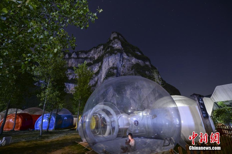 후난 메이장 강에 설치된 원형 투명 텐트, 로맨틱 밤하늘 감상 가능해