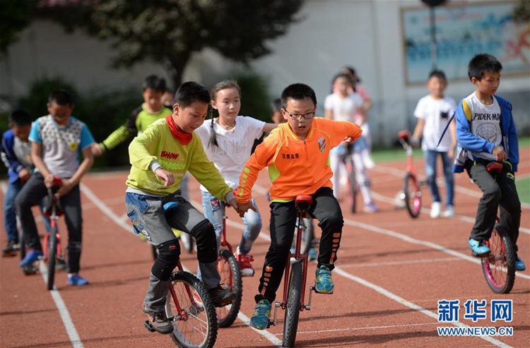 中 시안, 외발자전거 타고 환한 소리 뿜어내는 초등학교 학생들