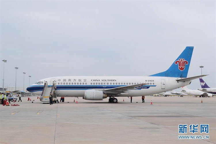 정저우(鄭州, 정주) 국제공항 격납고의 B-2959 보잉 737-300 여객기