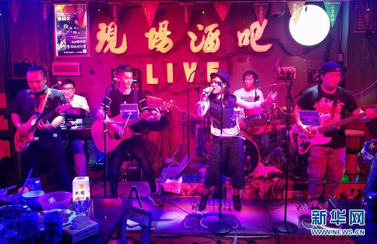 5월 1일, 광시(廣西, 광서) 류저우(柳州)시 룽수이(融水) 묘족(苗族)자치현 ‘셴창(現場, 현장) 술집’에서 공연을 하고 있는 ‘셴창 밴드’