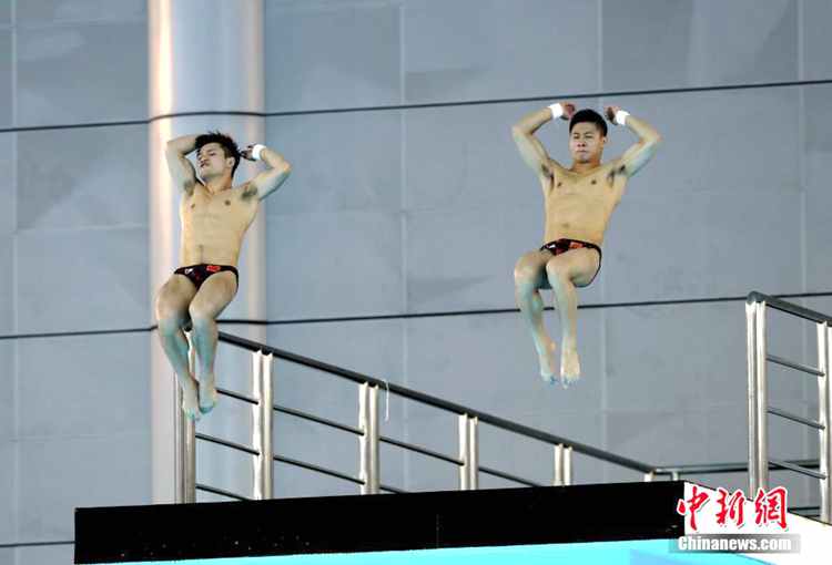 5월 14일, 쓰촨(四川, 사천)에서 추보(邱波) 선수와 양젠(楊健) 선수가 싱크로나이즈드 다이빙 10m 경기에 출전해 멋진 다이빙을 펼치고 있다.