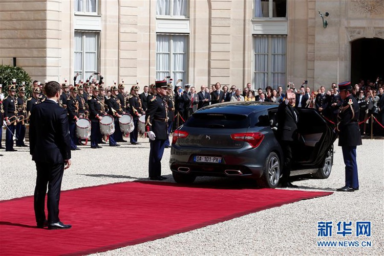 프랑스 대통령 위임식, 엘리제 궁전 찾은 에마뉘엘 마크롱 대통령
