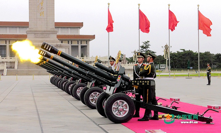 중국 해방군 예포병들의 새로운 동작 천안문 광장서 첫선