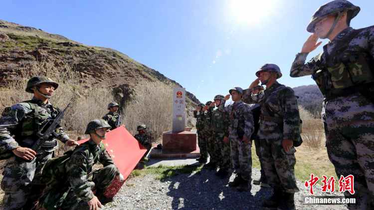 중국 신장 북부, 국경지역을 수호하는 대원들