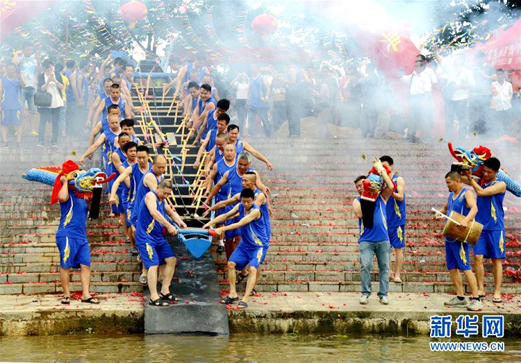 단오절 맞아 장시 간저우 용선팀 선수들이 펼치는 ‘순수(順水)’ 제사의식