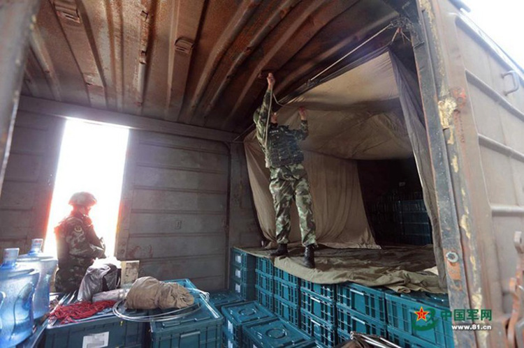 中 무장경찰 호송 부대원들의 생활 스케치: 철판 지붕, 딱딱한 식량, 고산 지대, 국경 지역…