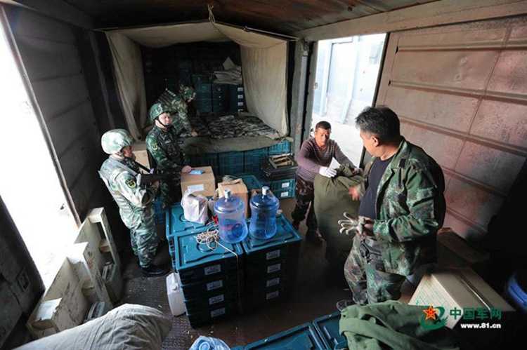 中 무장경찰 호송 부대원들의 생활 스케치: 철판 지붕, 딱딱한 식량, 고산 지대, 국경 지역…