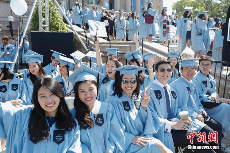 뉴욕 컬럼비아대학교의 성대한 졸업식, 중국인 학생들 눈에 띄어