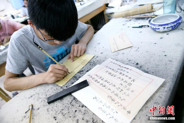 중국 어머니의 날 기념, 셴양사범대 학생들이 작성한 ‘서예 편지’