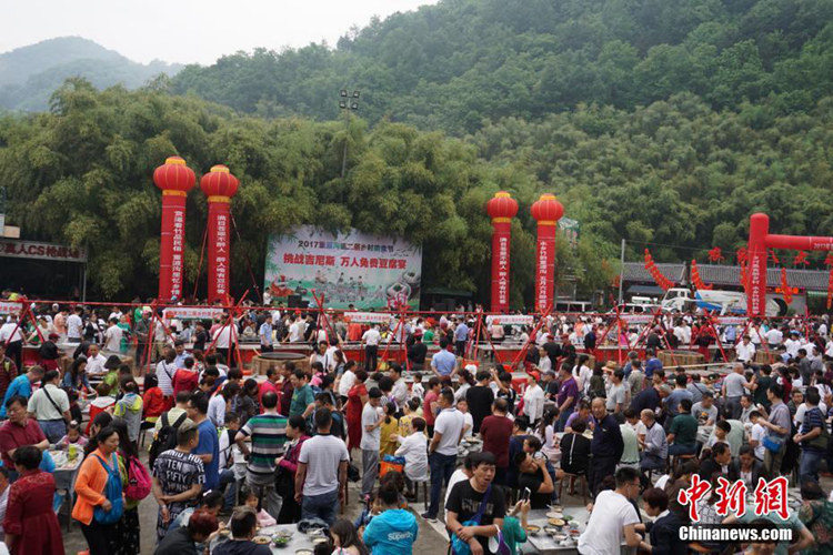 중국의 두부 마을: 허난 롼촨서 펼쳐진 1만 명 두부 먹기 대회