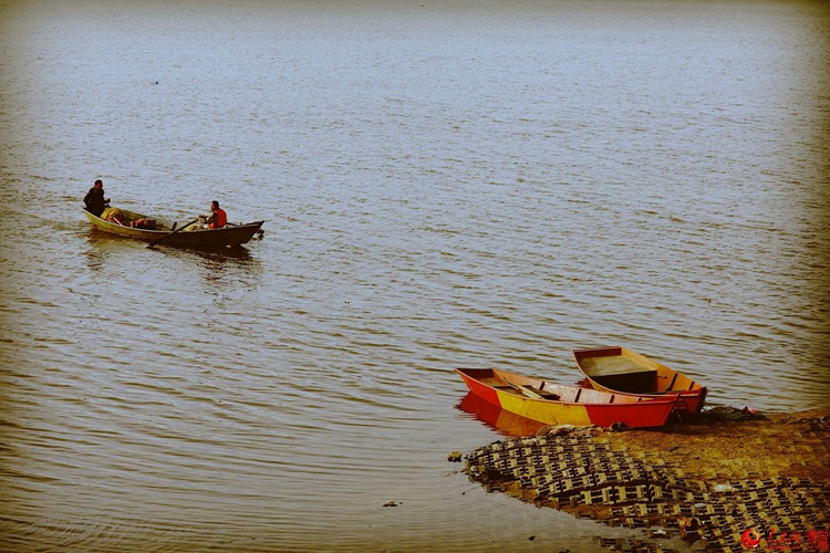 초여름의 아침 햇살 아래 분주한 쑹화 강의 고기잡이 배들