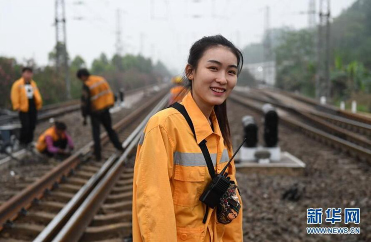 中 광시 20대 여성 레일 용접 직원, 철도 위에서 빛나는 청춘 이야기