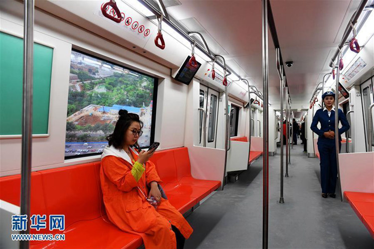 5월 23일 시민들이 창춘(長春, 장춘)시 지하철 1호선을 시승해 보는 모습