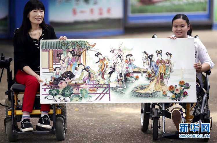 광시 장애인 근로자가 5만 개 ‘보석’으로 그린 ‘新금릉십이차’
