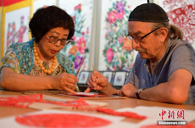 77세 오스트리아 예술가, 중국서 전지(剪紙)공예의 꿈 이뤄
