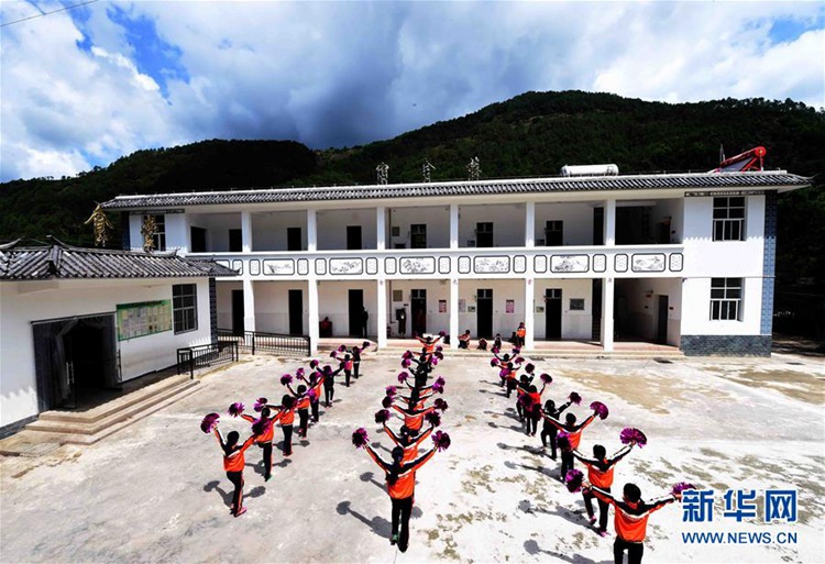 중국 윈난 윈룽: 깊은 산속 이족 초등학교에 찾아온 변화