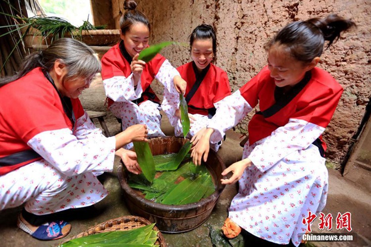 천 년 전 중국 쓰촨 마을의 전통 엿보기, ‘쭝쯔’ 만들어 가난한 사람 도와