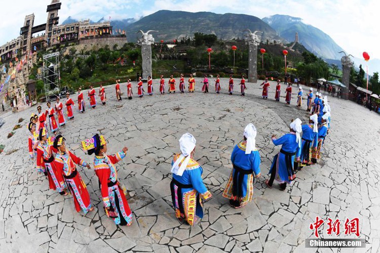 쓰촨 마오서 개최된 강족(羌族) 전통 명절 행사, ‘와얼어주제’