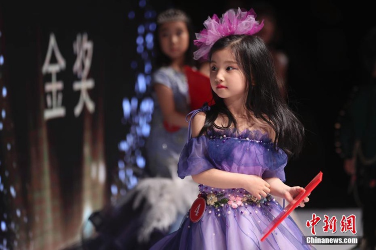 중국 어린이 패션모델 선발전 시상식 현장, 귀요미 모델들의 포즈