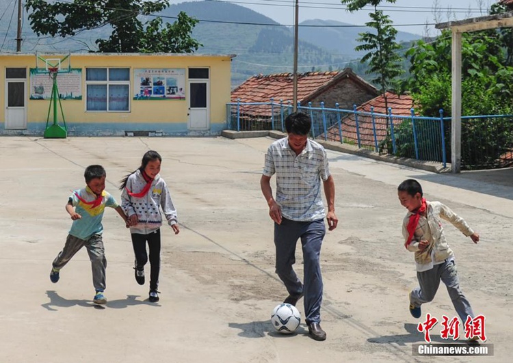 학생이 3명뿐인 중국 지난 산간 초등학교의 어린이날