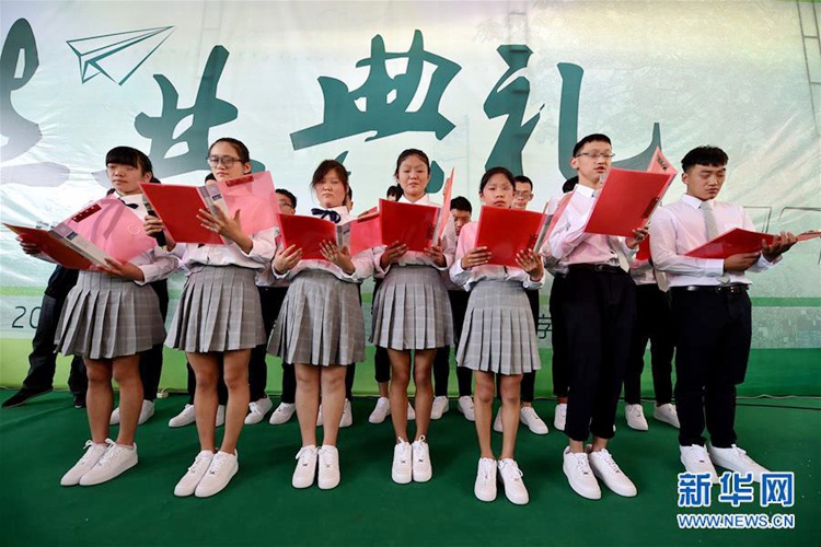 중국의 유일한 ‘에이즈 환자 학교’ 졸업식, “우리도 졸업한다!”