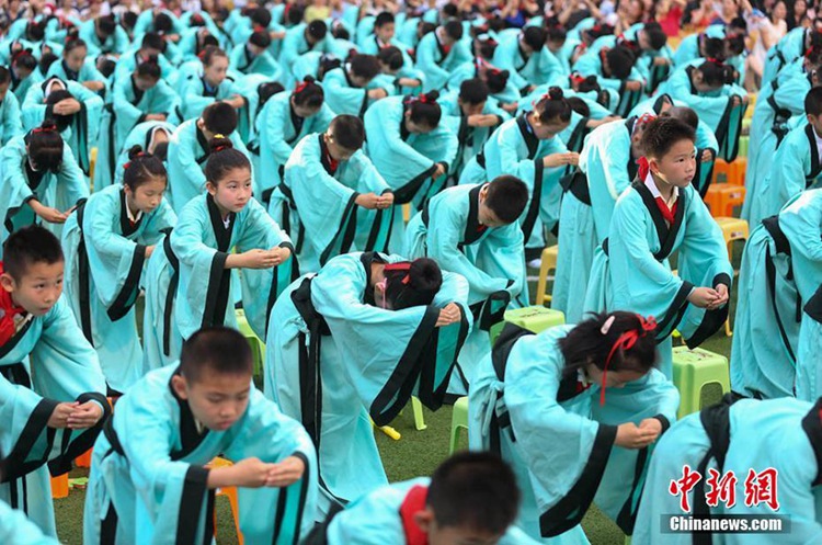 중국 전통의상 입은 난징 초등학생들, 10살 맞아 ‘성장례’ 참가