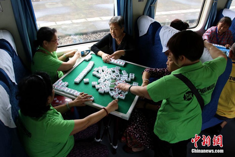 기차여행 떠난 400여 명의 노인들, 기차 안에서 마작대회 개최