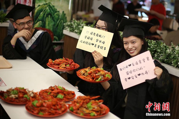 중국 난징 대학교에 펼쳐진 ‘가재요리 축제’, 졸업생들을 위한 ‘가재 파티’