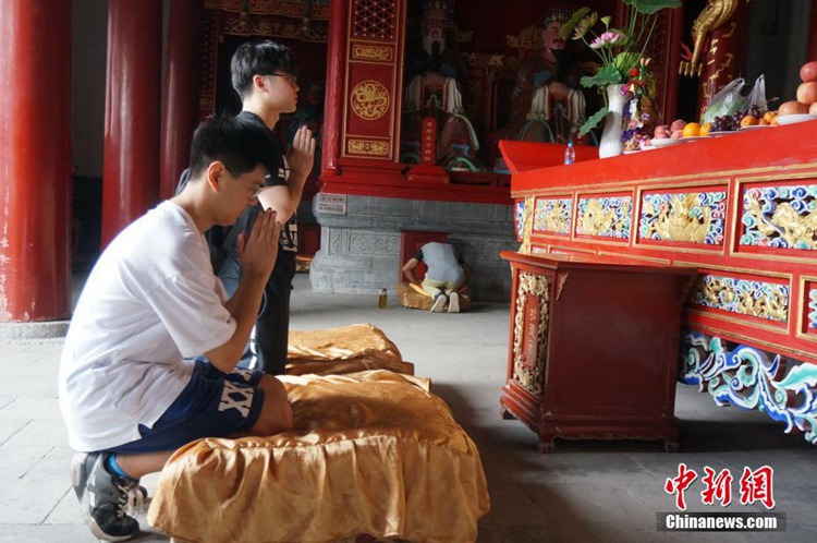 공자묘 찾은 중국 수험행들, 부모님과 함께 스트레스 풀게 해달라고 기도