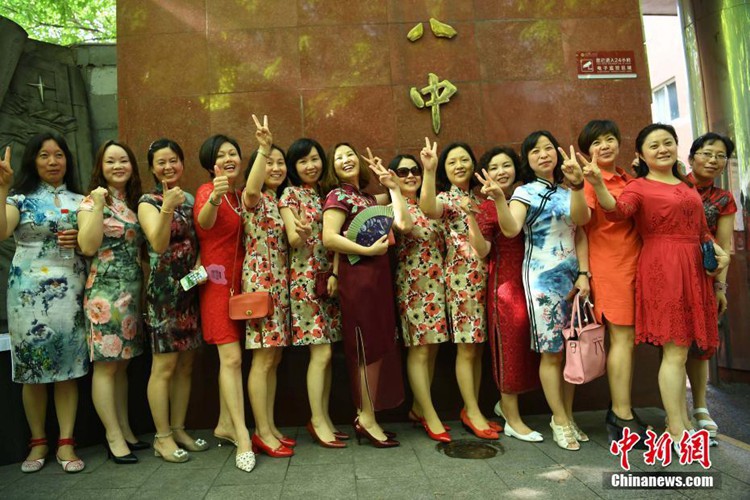 중국 대학 입학시험 시작, 치파오 입고 응원 나온 어머니들 화제