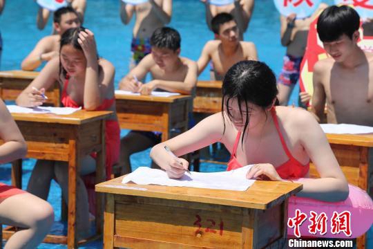 학생들이 물속에서 시험을 치르고 있다.