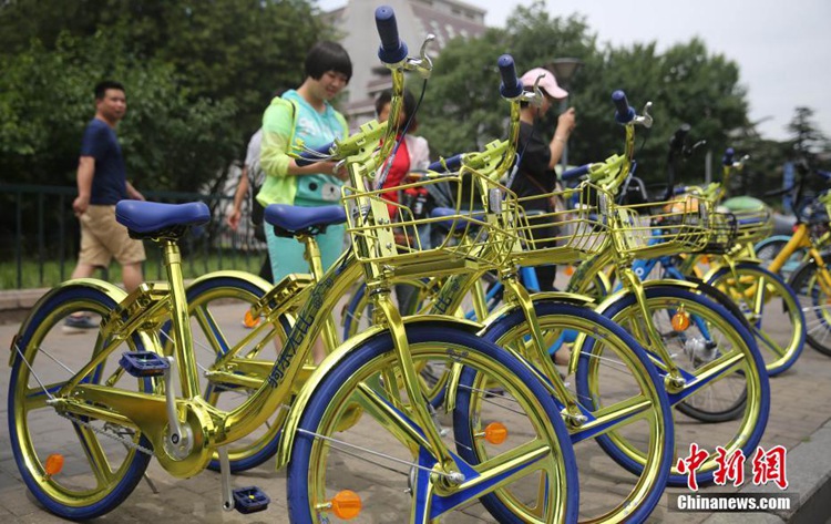 베이징에 등장한 ‘금색’ 공용자전거, 휴대폰 충전도 되네?