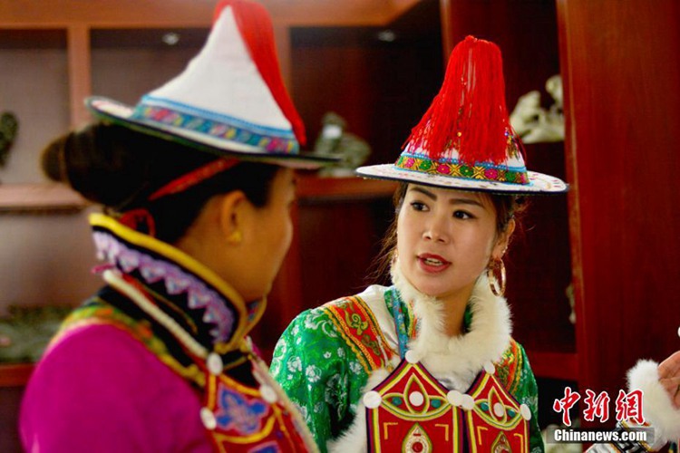 간쑤 쑤난서 펼쳐진 ‘민족 패션쇼’, 유고족 사람들의 문화 엿보기
