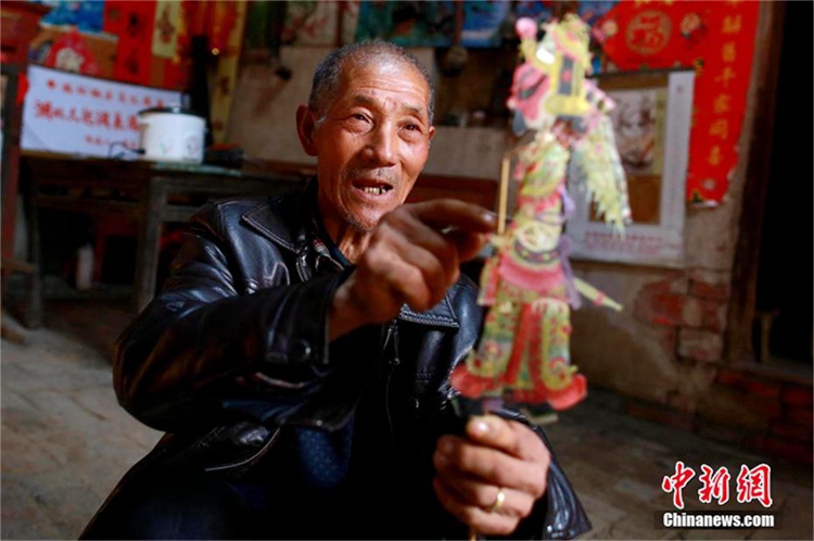 중국 후베이에서 유일한 ‘대월조피영’ 계승자, 예술 인생