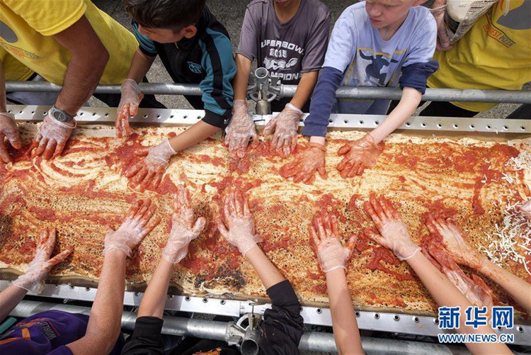 미국 캘리포니아에 등장한 세계 최장 피자, 기네스 기록 수립