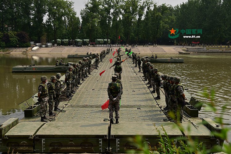 경항대운하에서 펼쳐진 해방군의 ‘부교 설치 임무’, 신속+정확