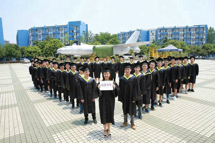 중국 전자과기대학 졸업사진 화제, 여학생 1명과 남학생 79명!