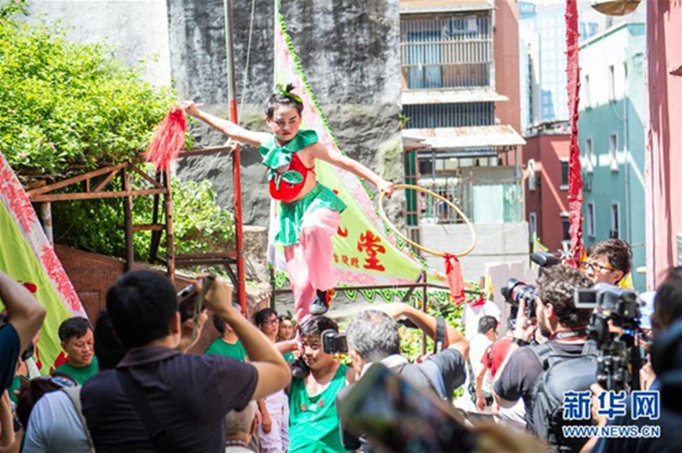6월 12일 한 배우가 나타(哪咤) 숭배 퍼레이드를 진행하는 모습