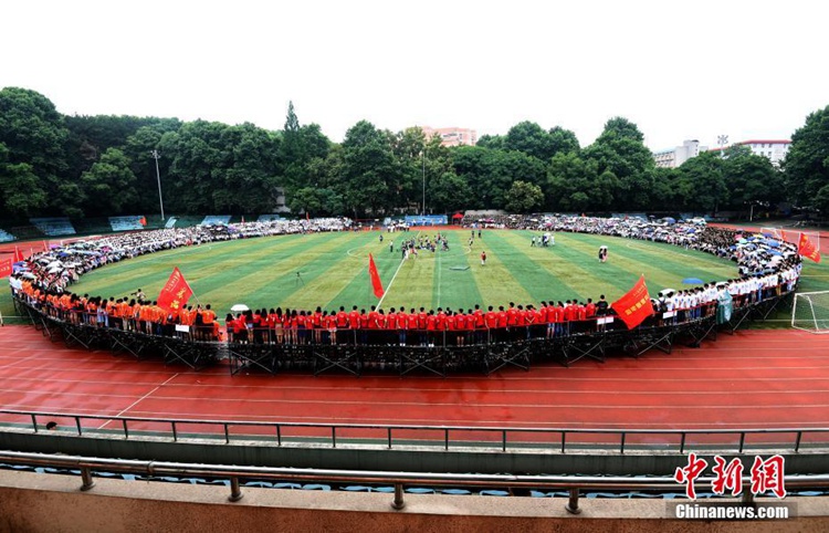 중국 우한: 졸업생 4천 명이 함께 찍는 ‘온 가족’ 졸업사진