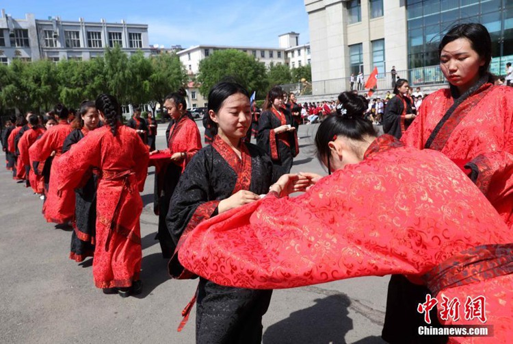 이색 볼거리: 하얼빈 대학생들이 펼친 중국 전통 ‘성인식’