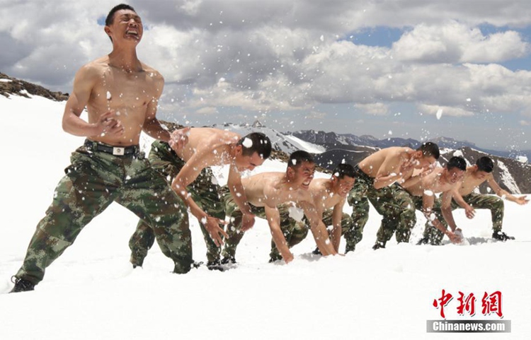 여름철 눈 덮인 간쑤 고원에서 실시하는 ‘강화 훈련’