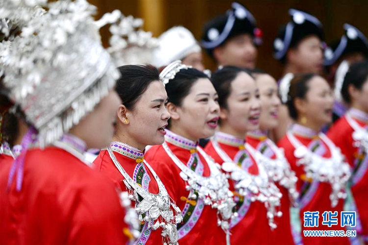 중국 후베이 언스에 울려 퍼지는 동족의 노래