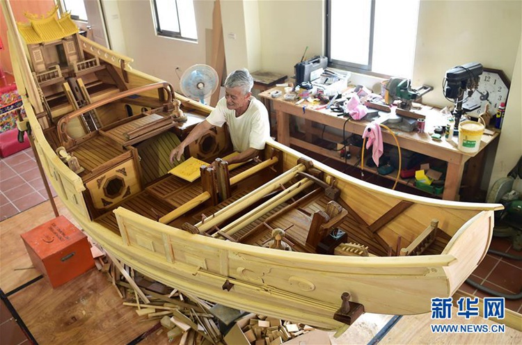6월18일, 왕쉬후이(王旭輝)가 펑후(澎湖, 팽호)의 작업실에서 고선(古船)의 부품을 조립하고 있다.