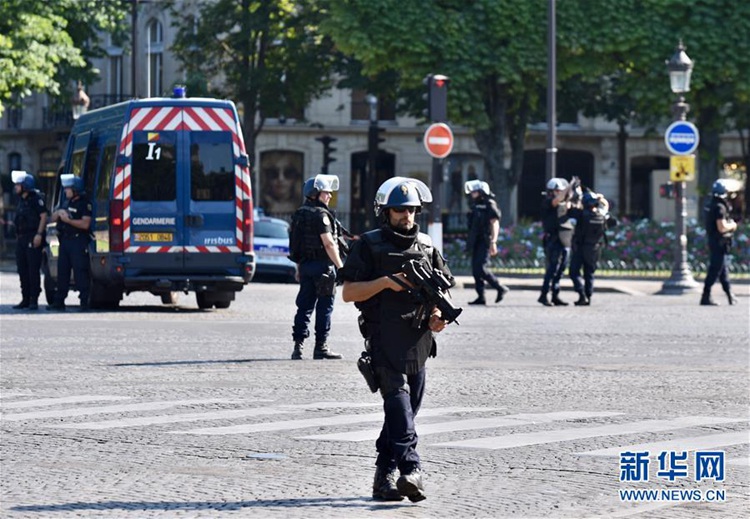 파리 샹젤리제 거리서 폭발물 실은 차량 돌진, 경찰차와 충돌
